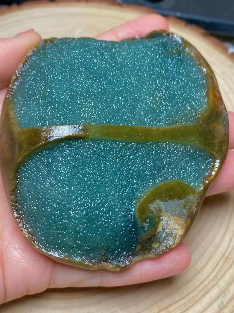 翡翠常识之原石特征,翡翠原石种类的鉴别和图解 第7张 翡翠常识之原石特征,翡翠原石种类的鉴别和图解 第7张